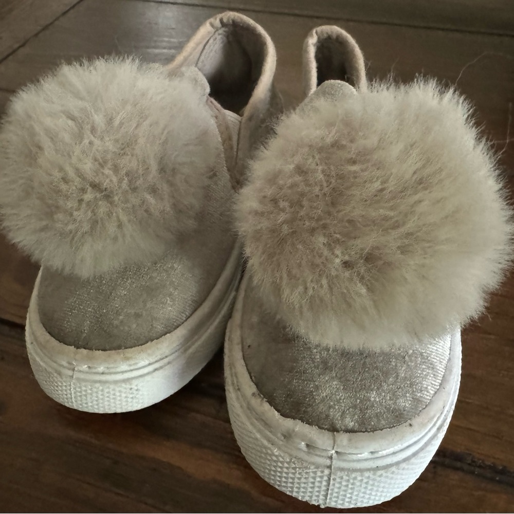 Fuzzy grey Bunny Capelli pompom slip on sneaker shoes little girls size 8